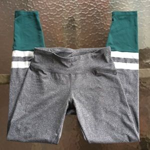 JUNIORS Gray leggings with green detail at bottom